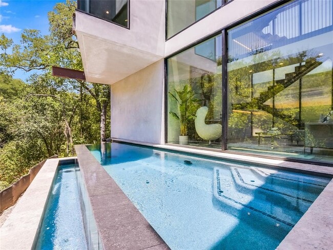 Photo - 1113 W 31st St