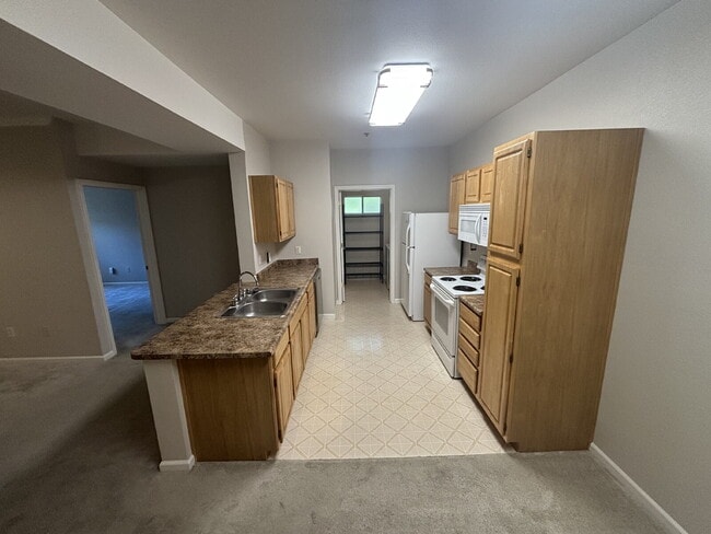 Photo - 2 BED 2 BATH CONDO IN GATED COMMUNITY WITH CLUBHOUSE AMMENITIES Unit 424