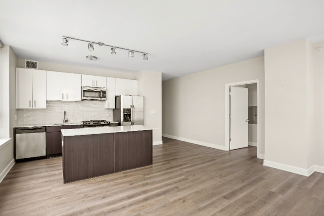 Photo - 728 W Adams St