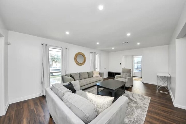 Photo - 3217 Binz St