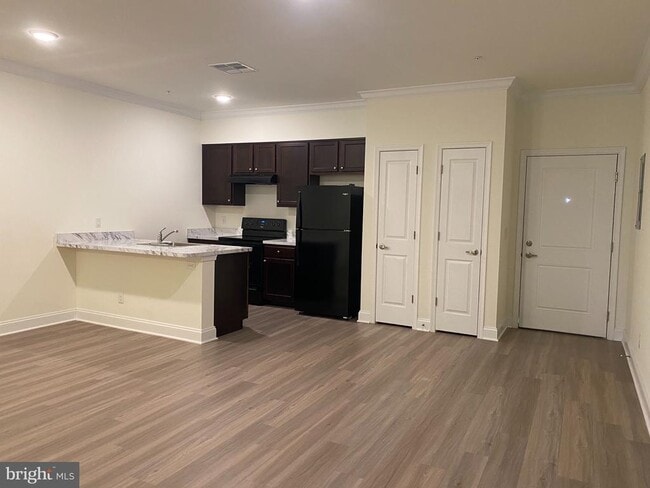 Building Photo - 1812 Main St Unit 203