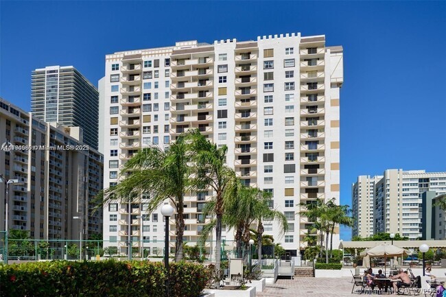 Building Photo - 1865 S Ocean Dr Unit 11B Rental