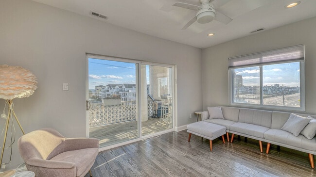 Building Photo - 25 S Surrey Ave