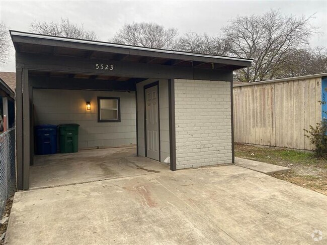 Building Photo - Cute 3/1 home with covered parking and lar...