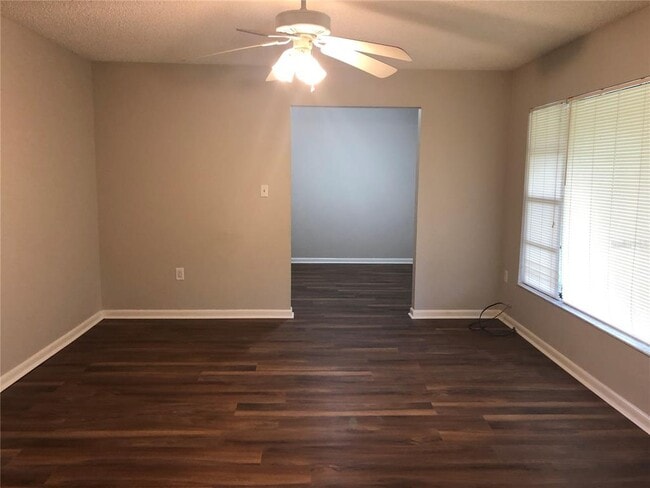 Photo - 1113 Hallamwood Trail S