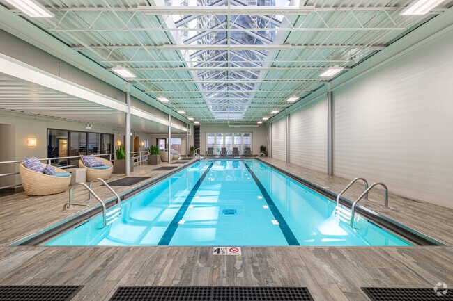 Piscina - 420 E Ohio