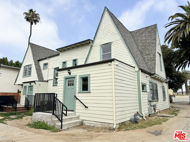 Building Photo - 2739 S Budlong Ave Rental