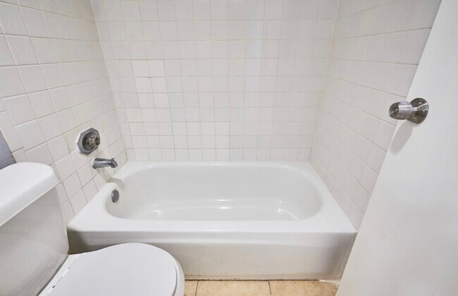 Building Photo - 9707 Richmond Ave. Unit 104