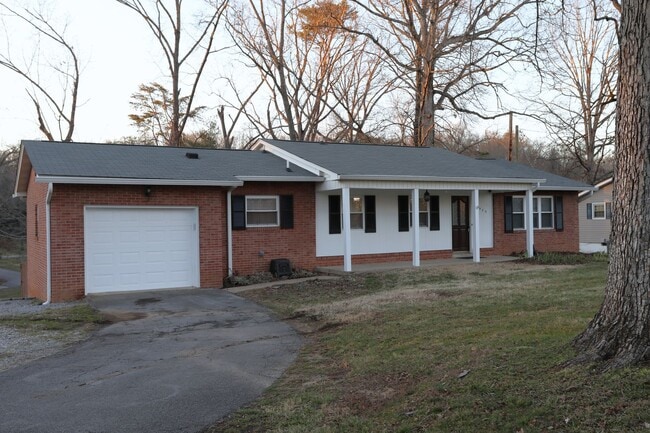 Building Photo - 3 Bedroom / 2 Bath Home for Rent – South Knoxville - Ideal for students! Close to campus!