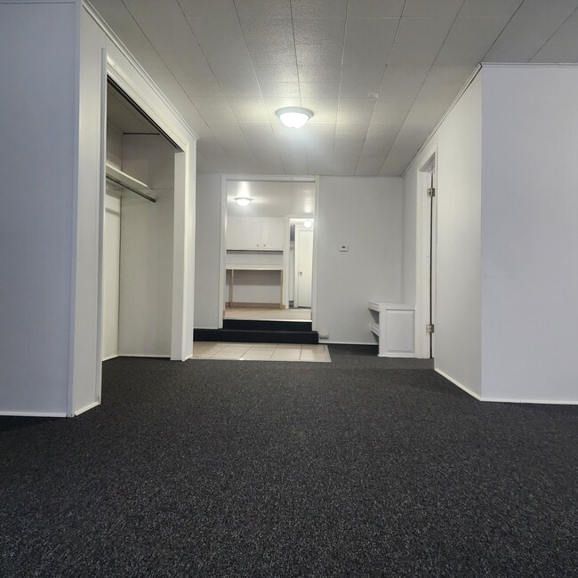 Sala de estar mirando hacia la cocina. - 396 Norton St Unidad 1