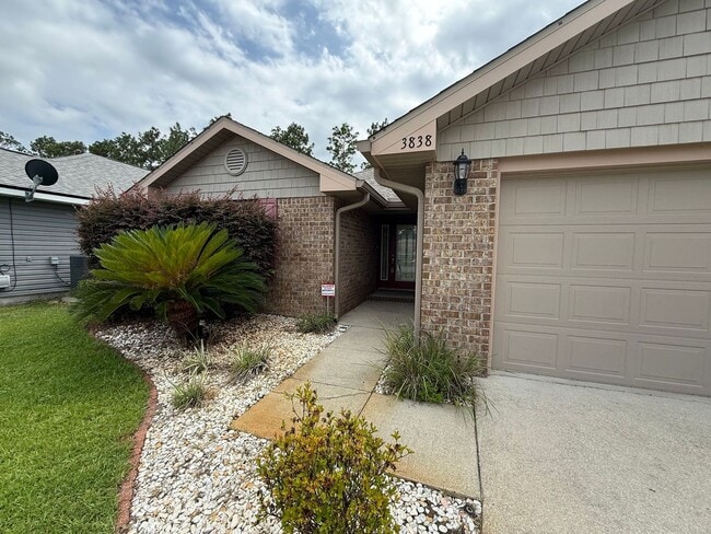 Photo - Pensacola - Weatherstone - 4 bedroom, 2 bathroom - w/ lawn care included