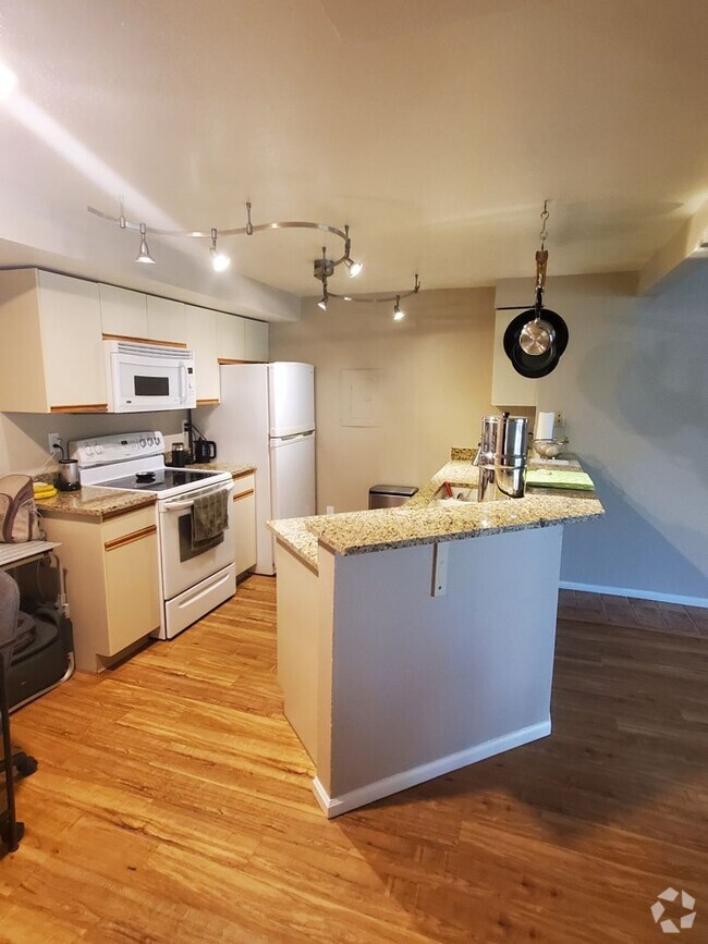 Building Photo - 2B/2B Updated Condo with Loft in the Seaso...