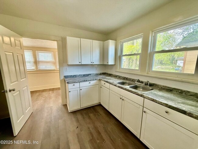 Photo - 1130 E 16th St