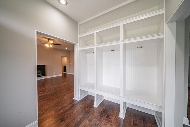 Photo - 4 bedroom/3 bath, 3711 sqft in Midtown!