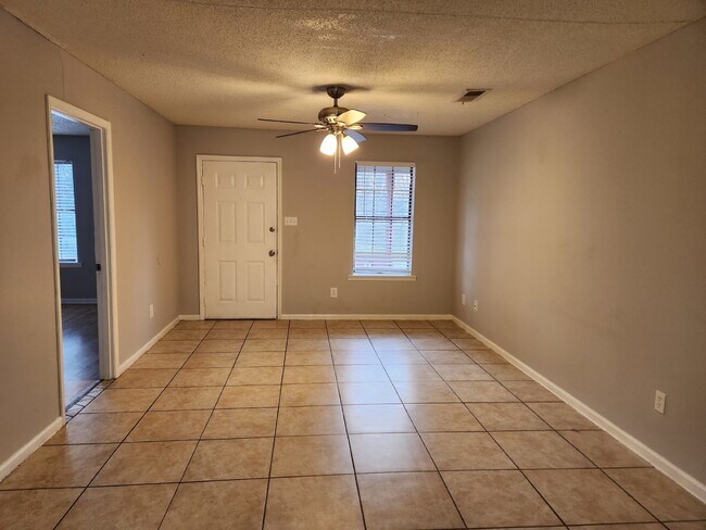 2-Bedroom Apartment in Prime Decatur Location - Don't Miss Out!