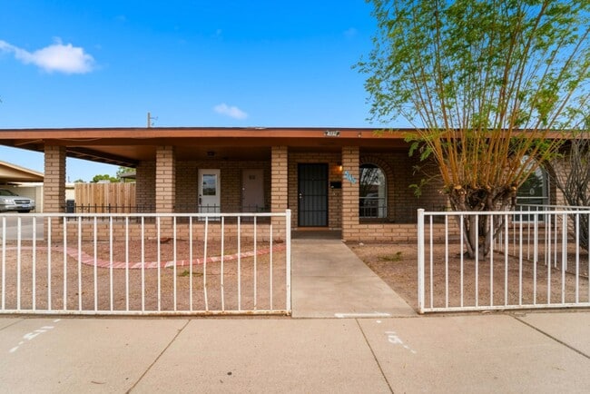Building Photo - Maintained Mesa rental offering comfort, convenience, and easy access to everything the East Vall...