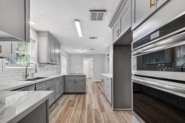 Building Photo - 25503 Foxbriar Ln