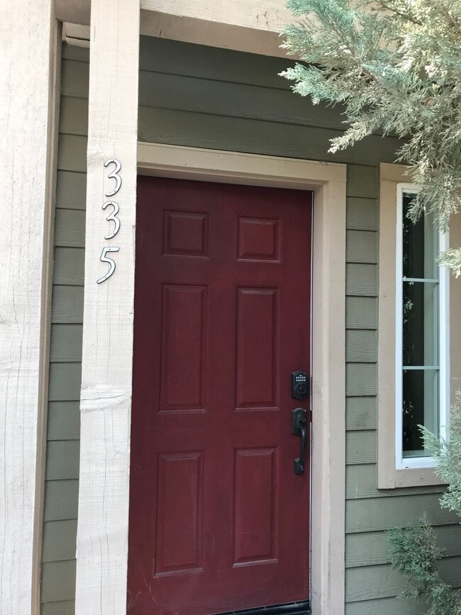 Photo - 3 Bedroom Home Close to Gym and Shopping-$...