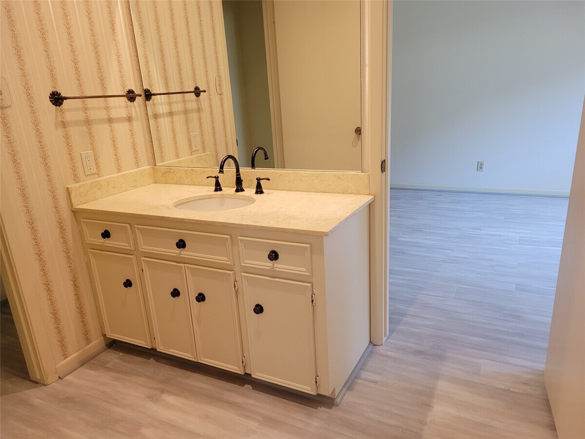 Photo - 406 Fox Briar Ln