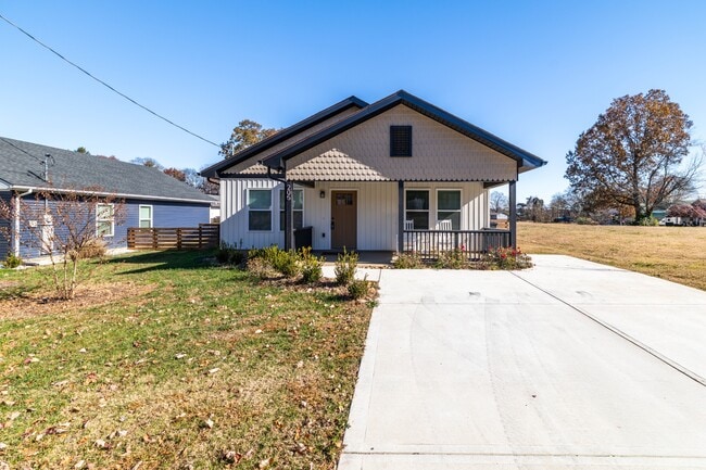 Photo - 205 Kingwood Rd