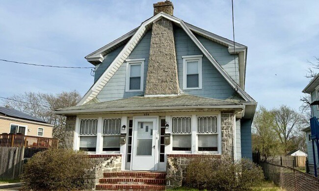 Building Photo - 404 W Broad St