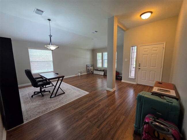Photo - 2108 Goldfinch Ln