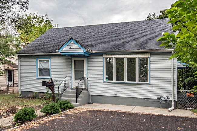 Building Photo - 16 W Linden Ave Rental