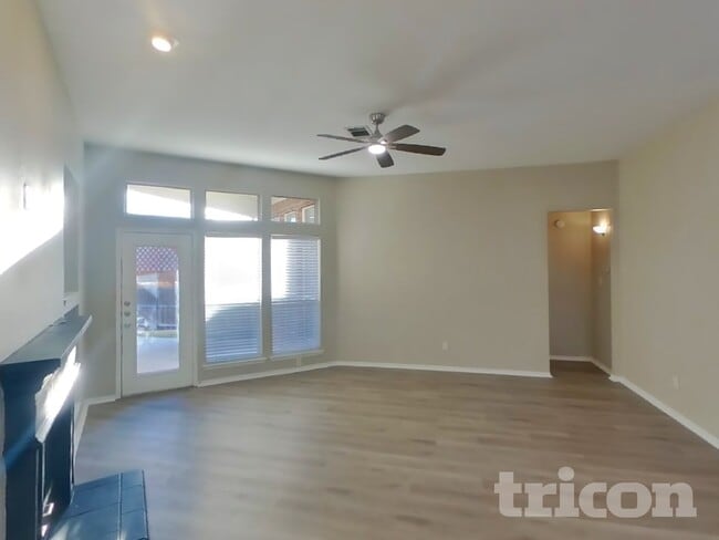 Photo - 2075 Crestlake Dr