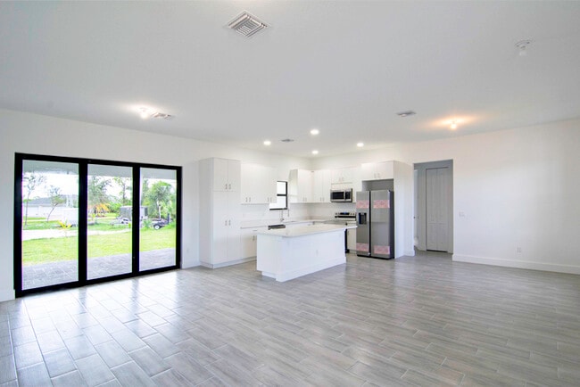 15633 Lakeland Cir