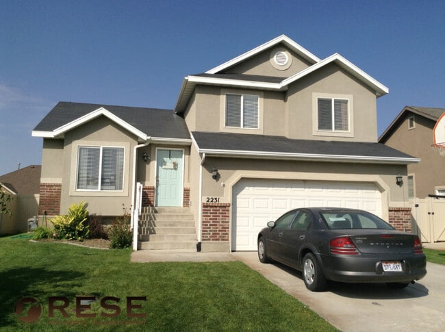 Building Photo - Great House w 2 car attached