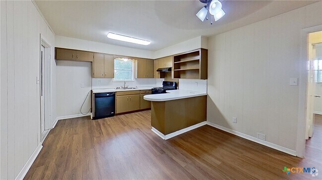 Building Photo - 207 E 2nd St Rental