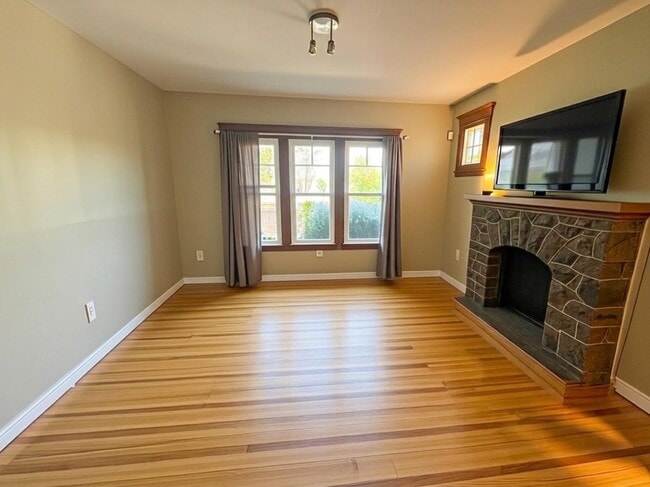 Photo - 2 Bedroom with Character and Charm on Second Level of Triplex Unité 2