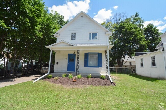 Building Photo - 4 Bed 1.5 Bath Downtown Gem Available For ... Rental
