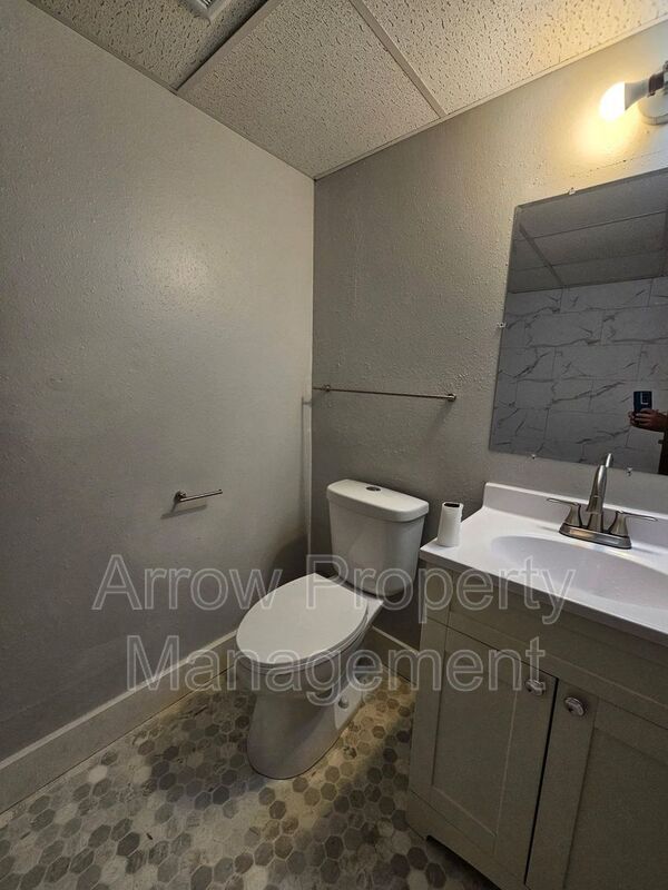 Photo - 1300 E H St