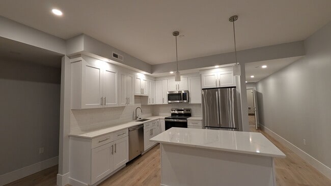 Brand New Unit for 8/1 - 2-Bed/2-Ba w/ Laundry in Unit - Brand New Unit for 8/1 - 2-Bed/2-Ba w/ Laundry in Unit