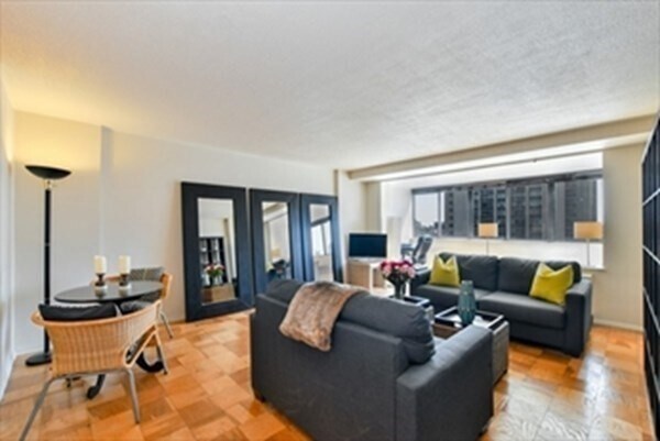 Photo - 2 Hawthorne Pl Unit 14L