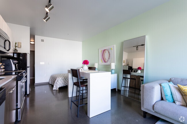 Studio, 1BA - 440 SF