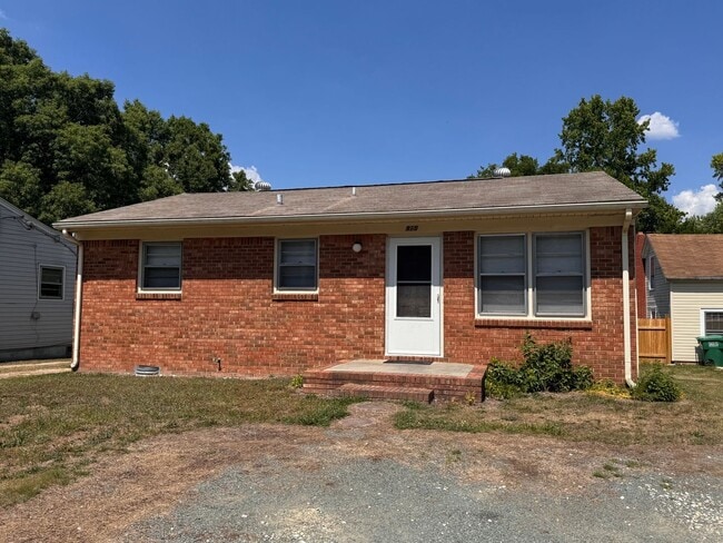 Building Photo - 3 BED, 1 BATH BRICK HOME IN HIGH POINT AVAILABLE NOW!