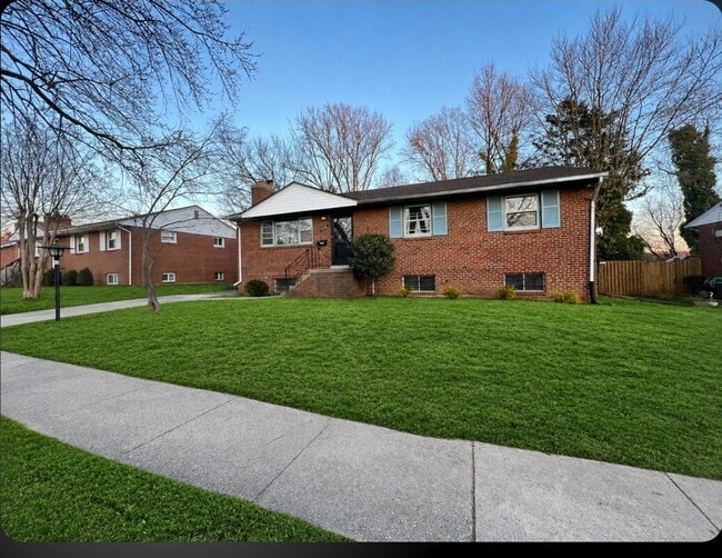 Building Photo - "Spacious 5-Bedroom Retreat with Cozy Fireplace in Fort Washington!"