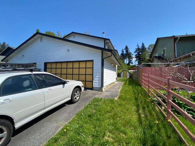 Spacious 3-Bedroom Duplex-Home in Roosevel... - Spacious 3-Bedroom Duplex-Home in Roosevel...