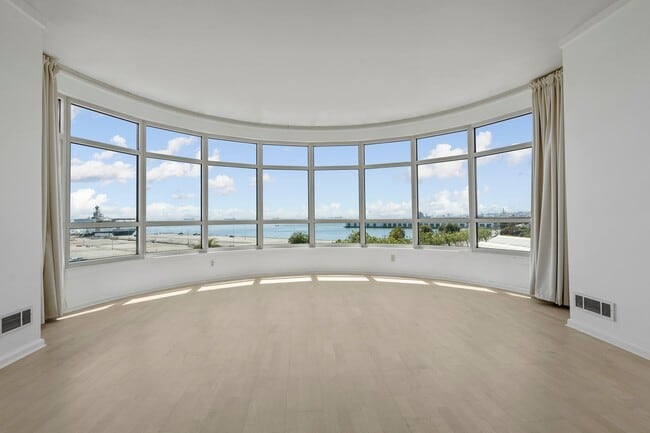 Building Photo - Light Filled 2 Bed, 2 Bath South Beach Por... Rental