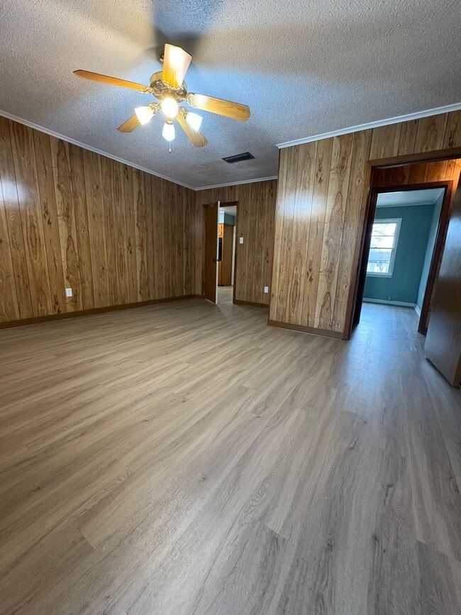 Photo - Beautiful 3 bedroom/1 bath home with Fireplace and Central HVAC!