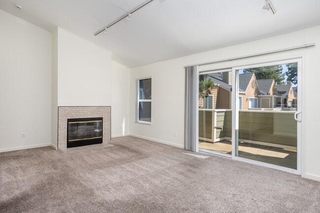 High, vaulted ceilings - Freshly painted walls - 140 Reflections Dr Unidad 24