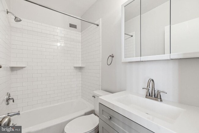 Photo - 135 S 19th St Unidad 1101