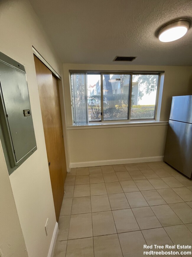 Photo - 148 N Beacon St Unidad B3