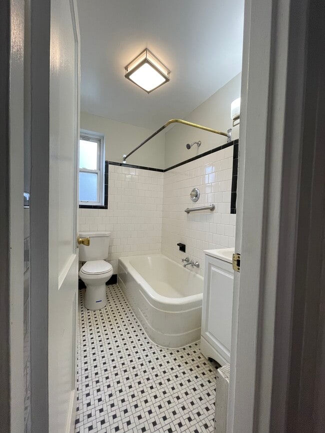 Photo - 2209 Main Street