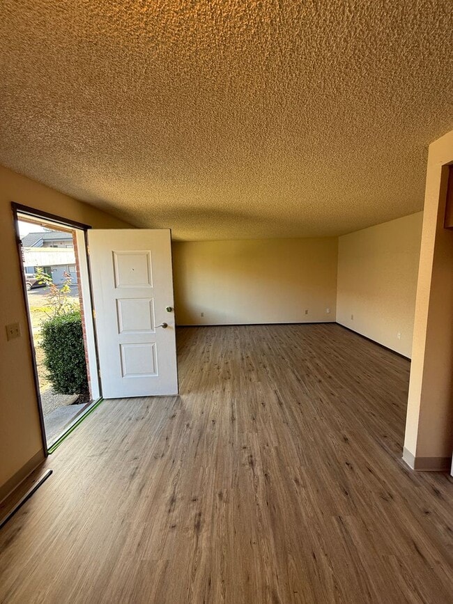 Building Photo - 2109 E 8th St Unit 2109 E 8th Street