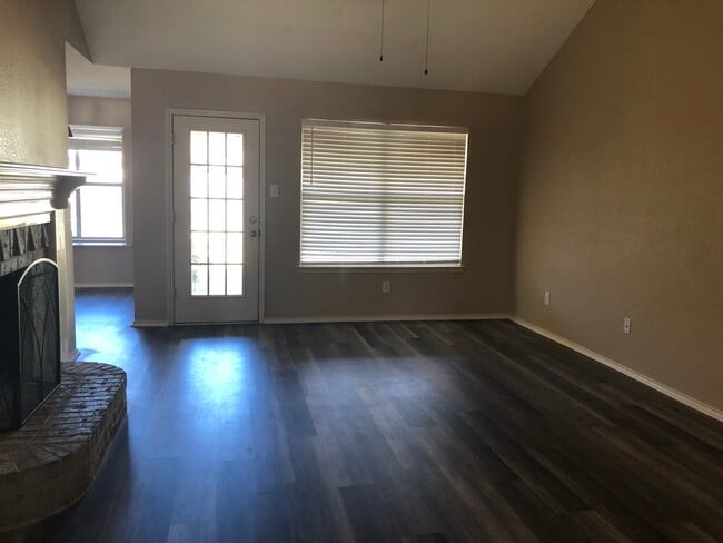 Photo - 828 Vicksburg Ln