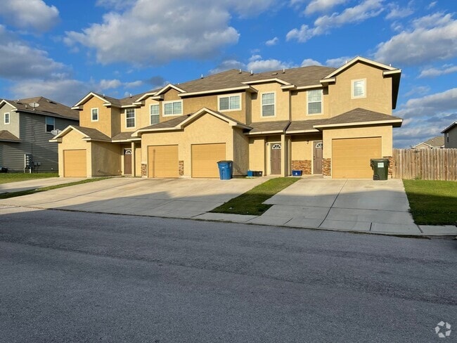 Building Photo - Town home for rent