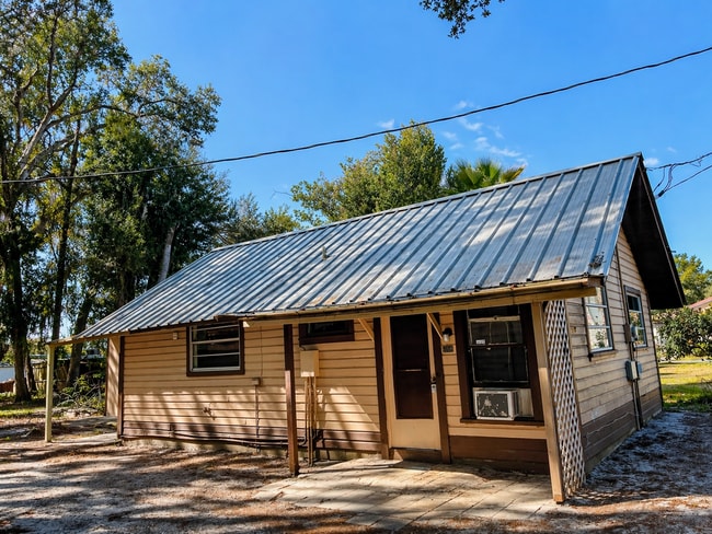 Building Photo - CUTE Zephyrhills 2BR/1BA w/Gorgeous Wood Finish Floors Throughout